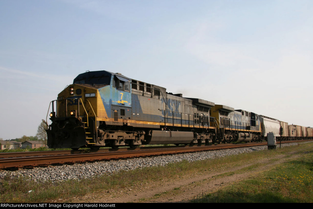 CSX 7 & 422 lead a train southbound